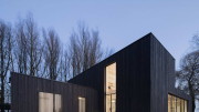 Деревянный минималистский дом с плоской крышей в Голландии